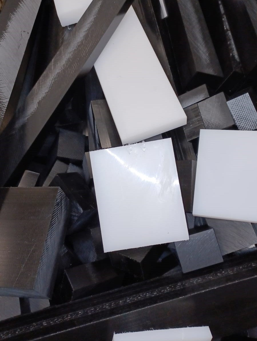 (2,98€/kg) 5kg POM + PE Kunststoff Reste Reststücke Klötze Platten Stücke s/w